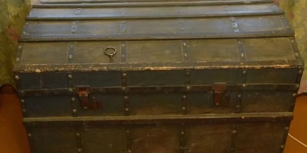 В Ялте продают антикварный сундук XIX века за с...