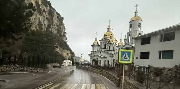 Дороги против гололеда обработали в Крыму