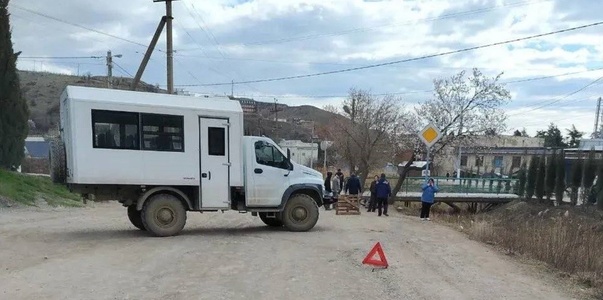 Под Судаком грузовик въехал в питбайк - в ДТП п...