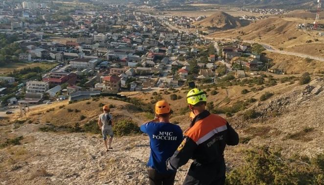  В Крыму спасатели помогли туристам из Тулы, которые застряли на мысе Алчак 
