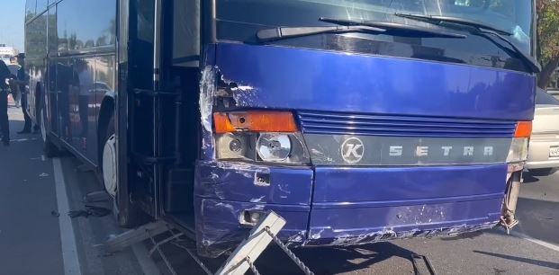  Столкнулись пассажирский автобус и легковушка: в Крыму произошло ДТП 