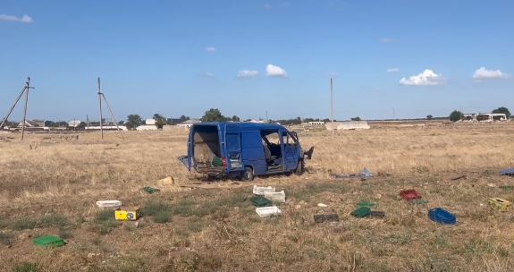  На автодороге Черноморское - Евпатория пострадали 4 человека при столкновении микроавтобуса и машины 