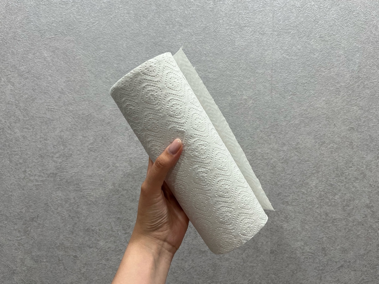  Отрываю бумажное полотенце и кладу на дно раковины до прихода гостей: этот трюк упростит быт 