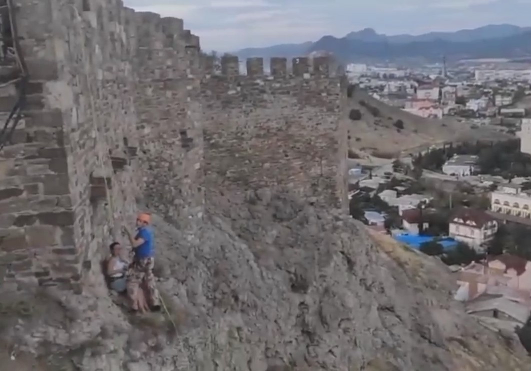  В Крыму со стены Судакской крепости эвакуировали туристку 