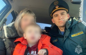 Спасатель МЧС помог пострадавшим в ДТП на трасс...