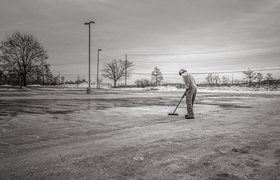 Школьники в Ялте обстреляли дворника пластиковы...