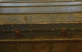 В Ялте продают антикварный сундук XIX века за с...
