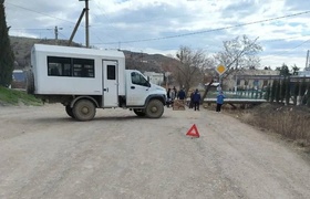 Под Судаком грузовик въехал в питбайк - в ДТП п...